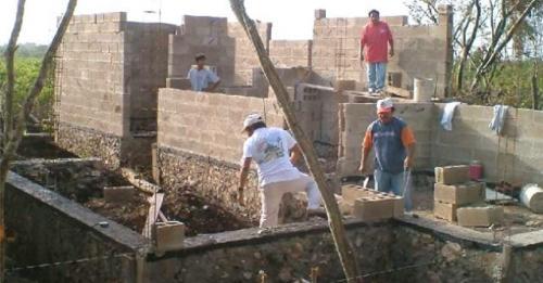 Albañiles logran aumento salarial de 4.2%